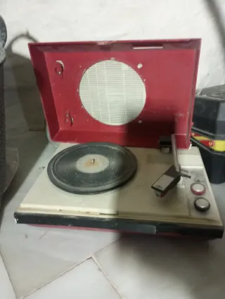 Giradischi vintage beige e rosso