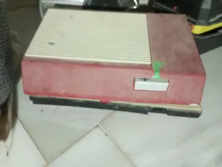 Giradischi vintage beige e rosso