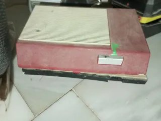 Giradischi vintage beige e rosso