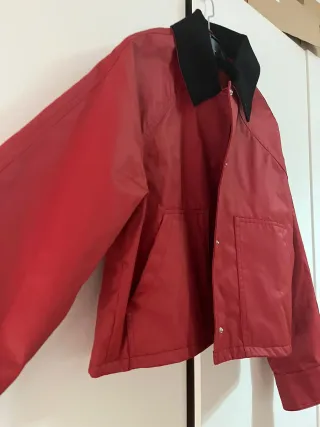 Chaqueta Roja con Cuello Negro