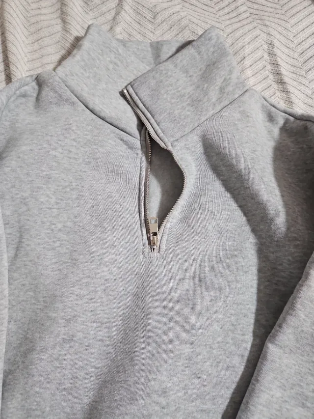 Jersey gris con cremallera