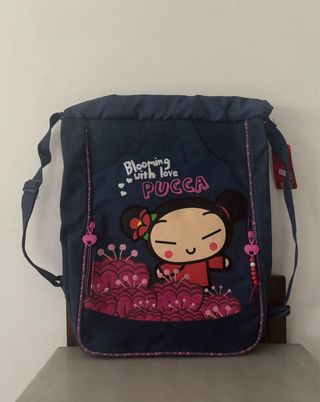 Mochila Pucca Azul con Flores Rosas