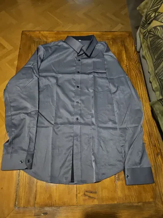 Camisa de satén gris ideal fiestas