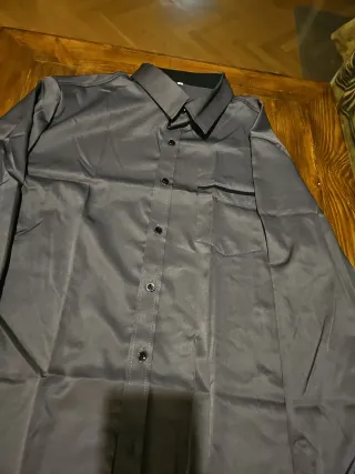 Camisa de satén gris ideal fiestas