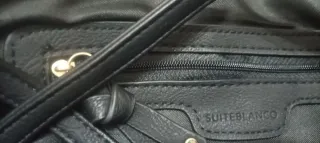 Bolso negro de mano con tachuelas doradas