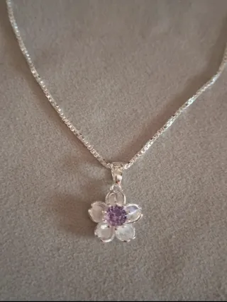 Collar de plata con flor de amatista.