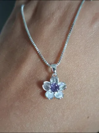 Collar de plata con flor de amatista.