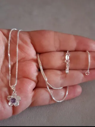 Collar de plata con flor de amatista.