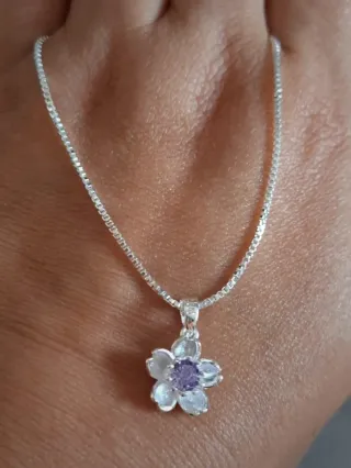 Collar de plata con flor de amatista.