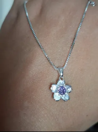 Collar de plata con flor de amatista.