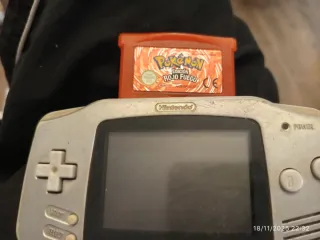 Game Boy Advance con Pokémon Rojo Fuego