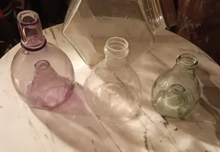 Antiche bottiglie di vetro per cacciamosche