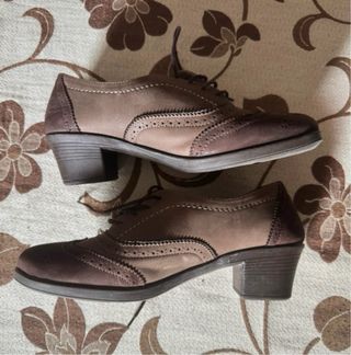 Zapatos de vestir beige y marrón