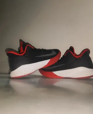 Zapatillas Nike Negras y Rojas