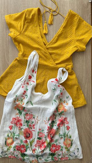 Blusa amarilla bordada y camiseta floral de regalo