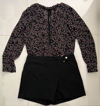 Conjunto floral y falda pantalón negra