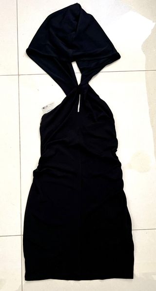 Vestido negro halter con drapeado y capucha
