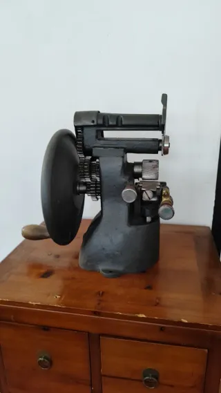 Máquina antigua para cortar y rebajar cuero