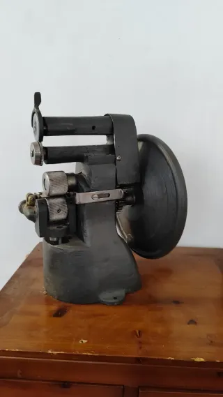 Máquina antigua para cortar y rebajar cuero