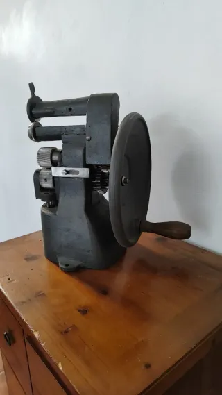 Máquina antigua para cortar y rebajar cuero