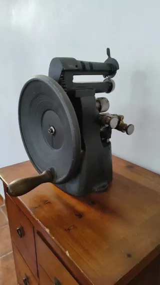 Máquina antigua para cortar y rebajar cuero