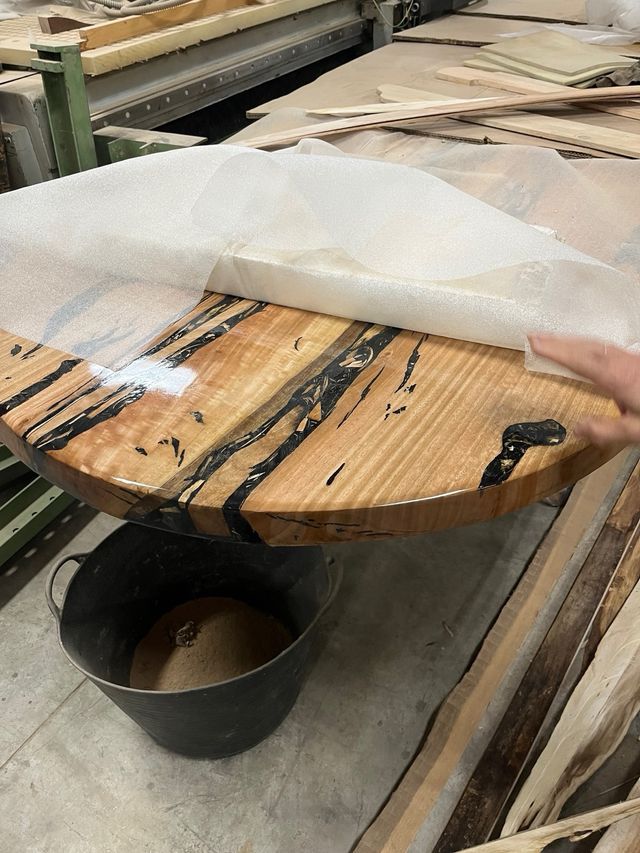 Mesa de madera con incrustaciones negras