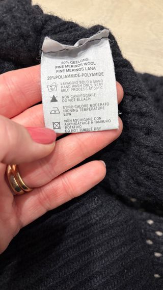 Maglia nera in lana traforata