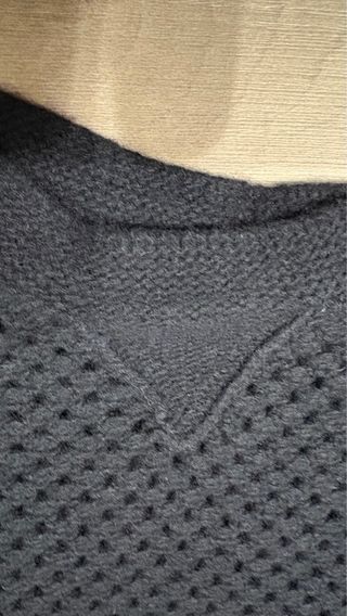 Maglia nera in lana traforata