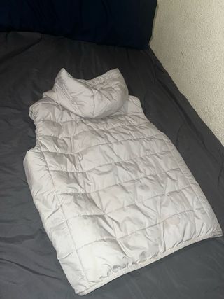 Chaleco acolchado Bershka beige