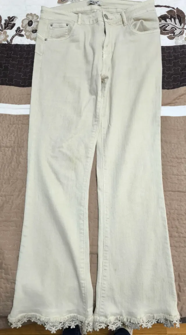 Pantalón campana beige con encaje