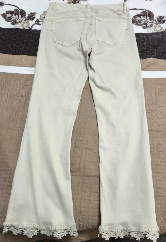 Pantalón campana beige con encaje