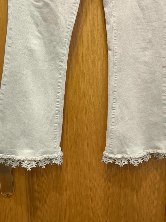 Pantalón campana beige con encaje