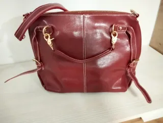 Bolso de piel rojo con detalles dorados