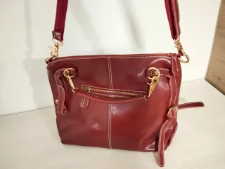 Bolso de piel rojo con detalles dorados