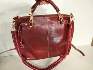 Bolso de piel rojo con detalles dorados