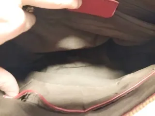 Bolso de piel rojo con detalles dorados