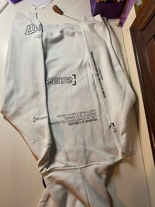 Sudadera blanca con frases negras, MUY POCO USADA
