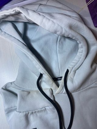 Sudadera blanca con frases negras, MUY POCO USADA