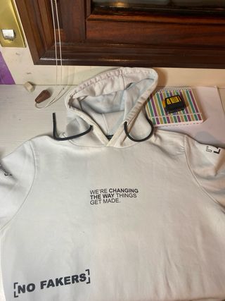 Sudadera blanca con frases negras, MUY POCO USADA