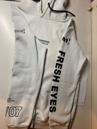 Sudadera blanca con frases negras, MUY POCO USADA