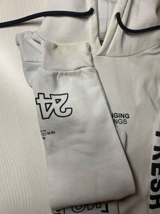 Sudadera blanca con frases negras, MUY POCO USADA