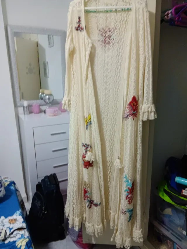 Túnica de punto crema bordada