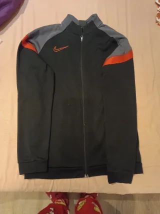 Chaqueta Nike niño negra y naranja
