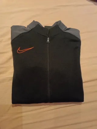 Chaqueta Nike niño negra y naranja