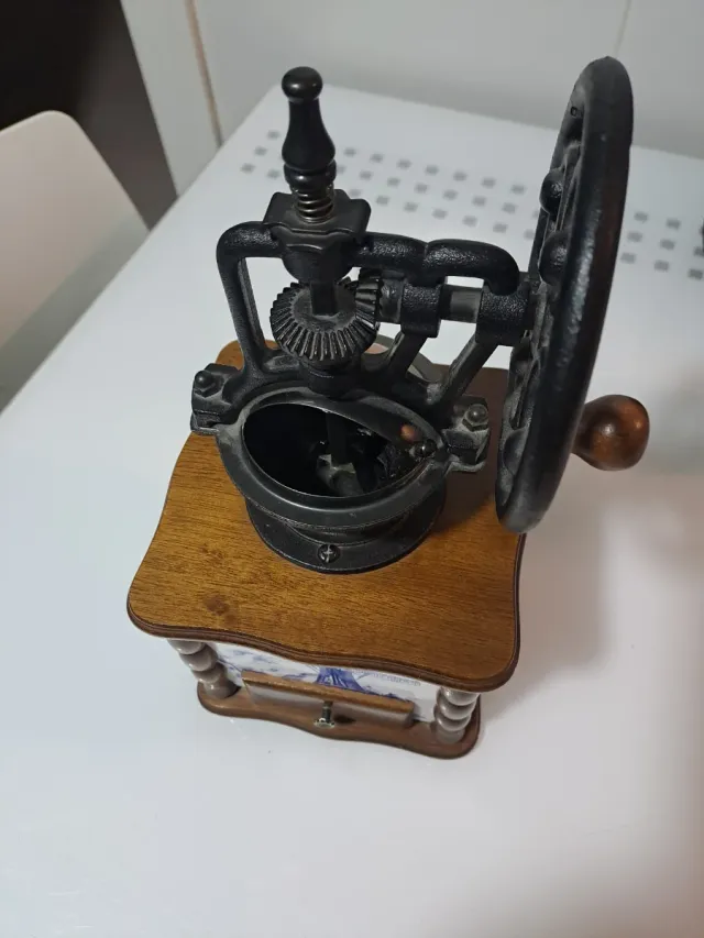 Molinillo de café manual de madera y metal