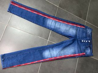 Jeans Guess Blu con banda laterale rossa