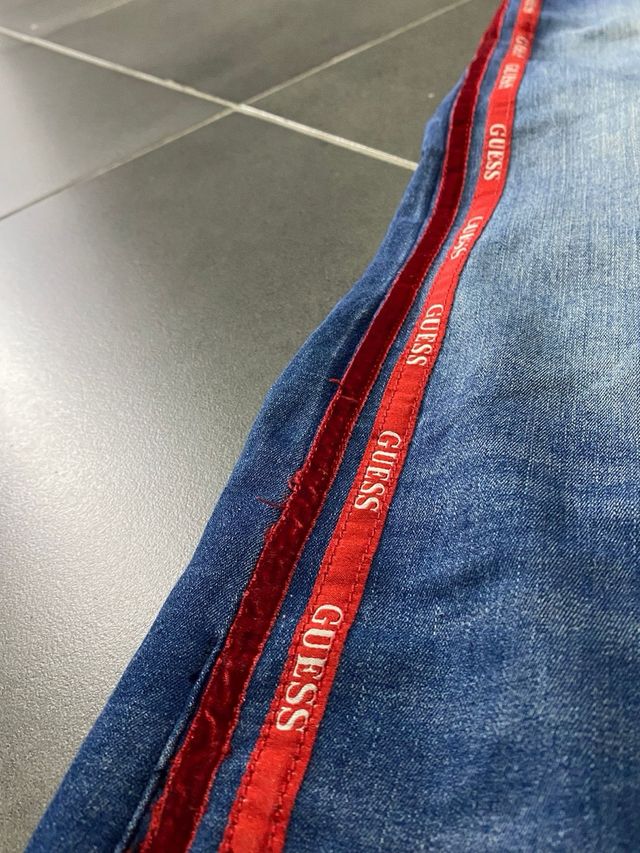 Jeans Guess Blu con banda laterale rossa