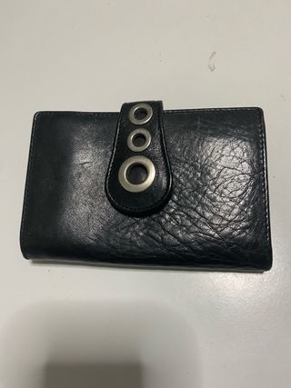 Cartera billeterade piel negra con detalle de aros