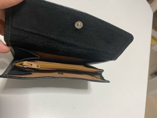 Cartera billeterade piel negra con detalle de aros