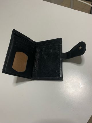 Cartera billeterade piel negra con detalle de aros